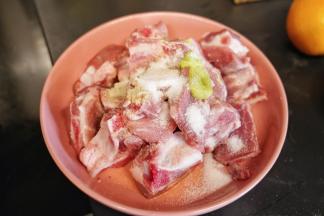 排骨勺入胡椒粉、芥末、盐抓拌均匀腌制20分钟