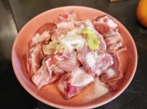 排骨勺入胡椒粉、芥末、盐抓拌均匀腌制20分钟