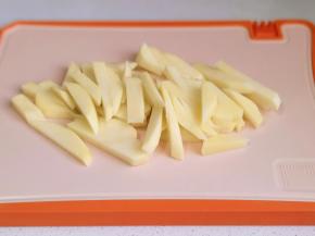 土豆去皮洗净切条。