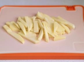 土豆去皮洗净切条。