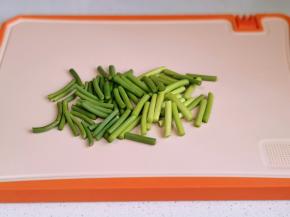 蒜薹洗净切段焯水。