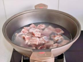 排骨冷水下锅。