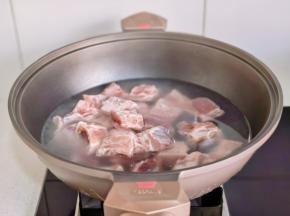 排骨冷水下锅。