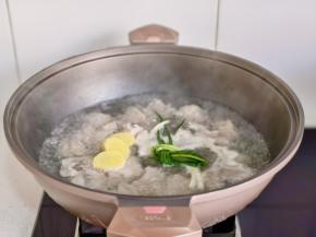 烧开撇出血沫，加入葱姜。