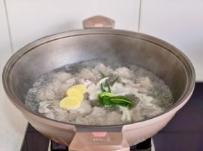 烧开撇出血沫，加入葱姜。