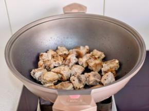 排骨倒入锅中煎至微黄盛出。