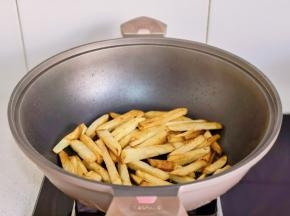 薯条煎至焦黄盛出。
