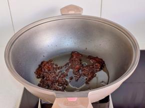 锅中加入豆瓣酱。