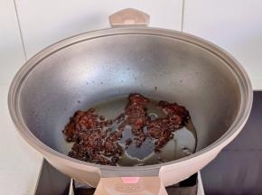 锅中加入豆瓣酱。