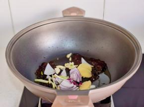 加入洋葱，葱姜蒜。