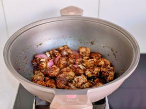 倒入排骨翻炒。
