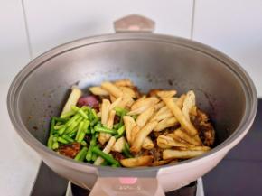 再加入蒜薹和土豆条。