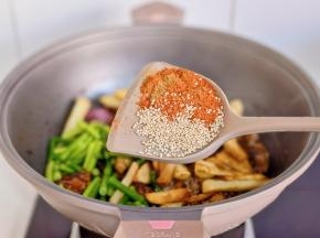 加入辣椒粉，芝麻，孜然粉。