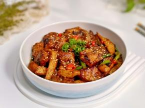 装盘撒上辣椒段和葱丝。