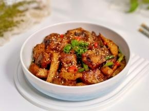 装盘撒上辣椒段和葱丝。