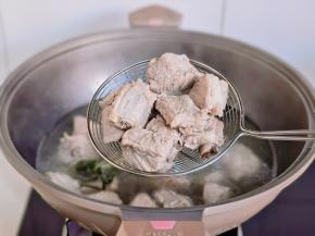 加盐煮5分钟捞出冲洗干净。