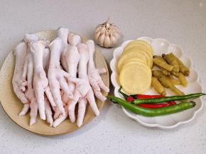 准备食材，凤爪指甲剪掉。