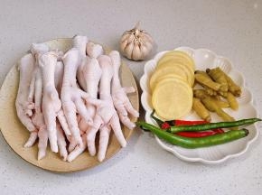 准备食材，凤爪指甲剪掉。