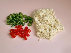 蒜和辣椒切好。