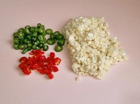 蒜和辣椒切好。