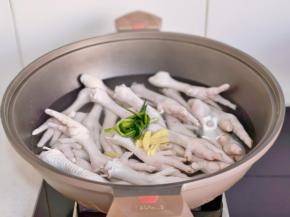 鸡爪冷水下锅+葱姜+料酒烧开撇出浮沫。