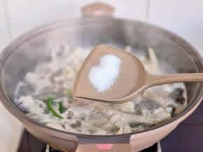 按个人口味加入盐。