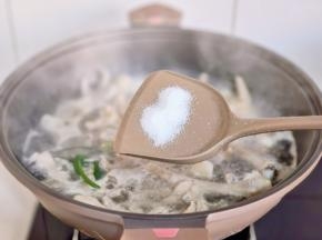 按个人口味加入盐。