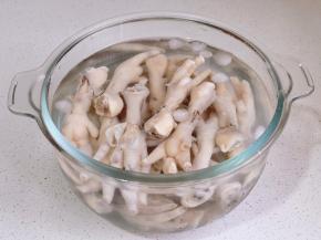 捞出放在冰水中。