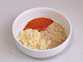 蒜末+芝麻+辣椒粉。