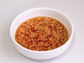 倒入热油搅拌均匀。