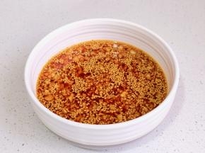 倒入热油搅拌均匀。