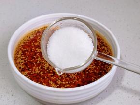 加入白糖，盐。