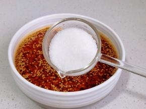 加入白糖，盐。