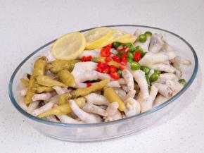 柠檬，彩椒，泡椒放入鸡爪中。