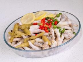 柠檬，彩椒，泡椒放入鸡爪中。