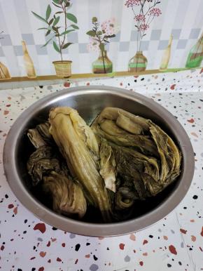 酸菜清洗干净！