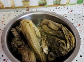 酸菜清洗干净！