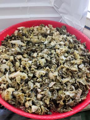 再把酸菜弄松散！平铺在筛网上！