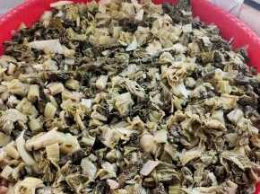 再把酸菜弄松散！平铺在筛网上！