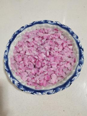 加入适量的水，再放入一勺盐，让桃花再淡盐水里浸泡20分钟，杀菌的同时去除桃花的苦涩味儿！
