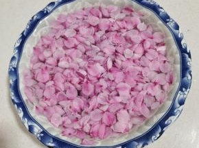 加入适量的水，再放入一勺盐，让桃花再淡盐水里浸泡20分钟，杀菌的同时去除桃花的苦涩味儿！