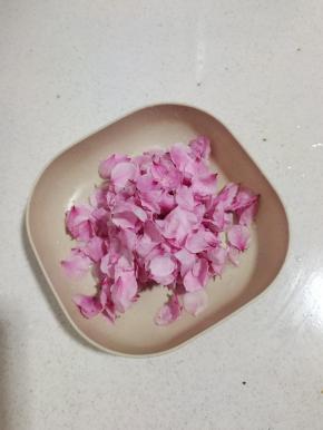 浸泡好的桃花捞出控干水分备用！