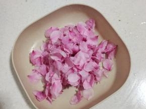浸泡好的桃花捞出控干水分备用！
