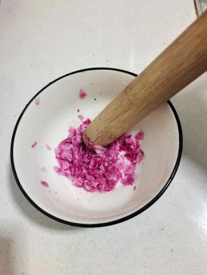 留少许桃花的花瓣，一会儿装饰用！把剩下的桃花捣烂备用！