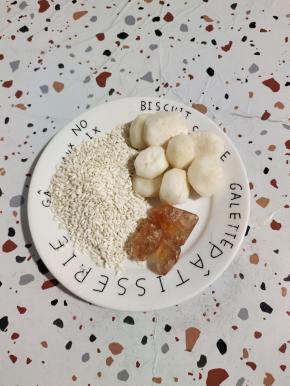 准备100克糯米粉，50克马蹄茡荠(也可以换成莲藕），三块老冰糖(也可以换成红糖！)