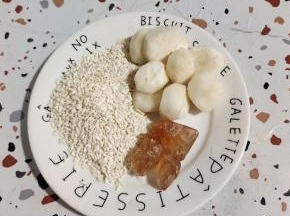 准备100克糯米粉，50克马蹄茡荠(也可以换成莲藕），三块老冰糖(也可以换成红糖！)