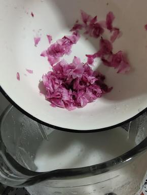 倒入捣烂的桃花！