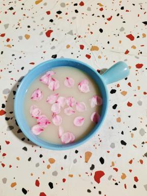 撒适量的桃花花瓣点缀一下即可食用！