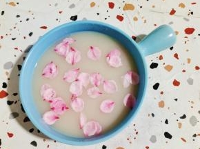 撒适量的桃花花瓣点缀一下即可食用！