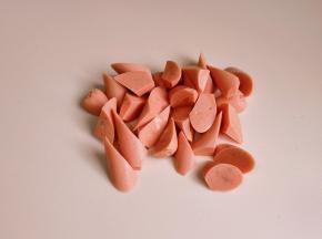 火腿切菱形块。